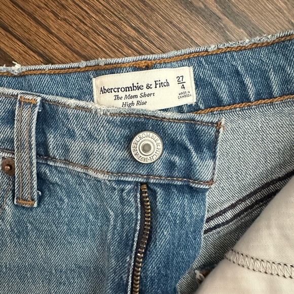 Abercrombie and Fitch The Mom Short High Rise - Picture 2 of 3